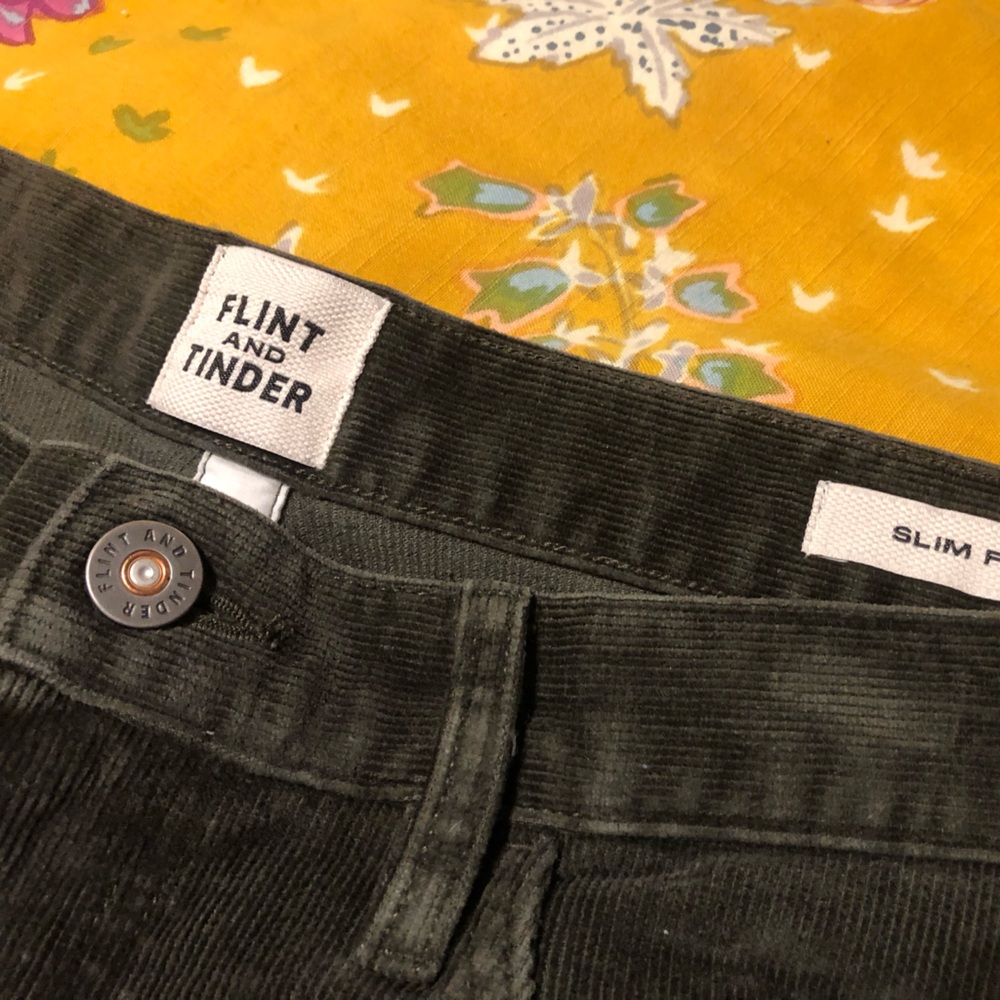 Huckberry Flint & Tinder 365 Corduroy in Moss Lim 33 x 32